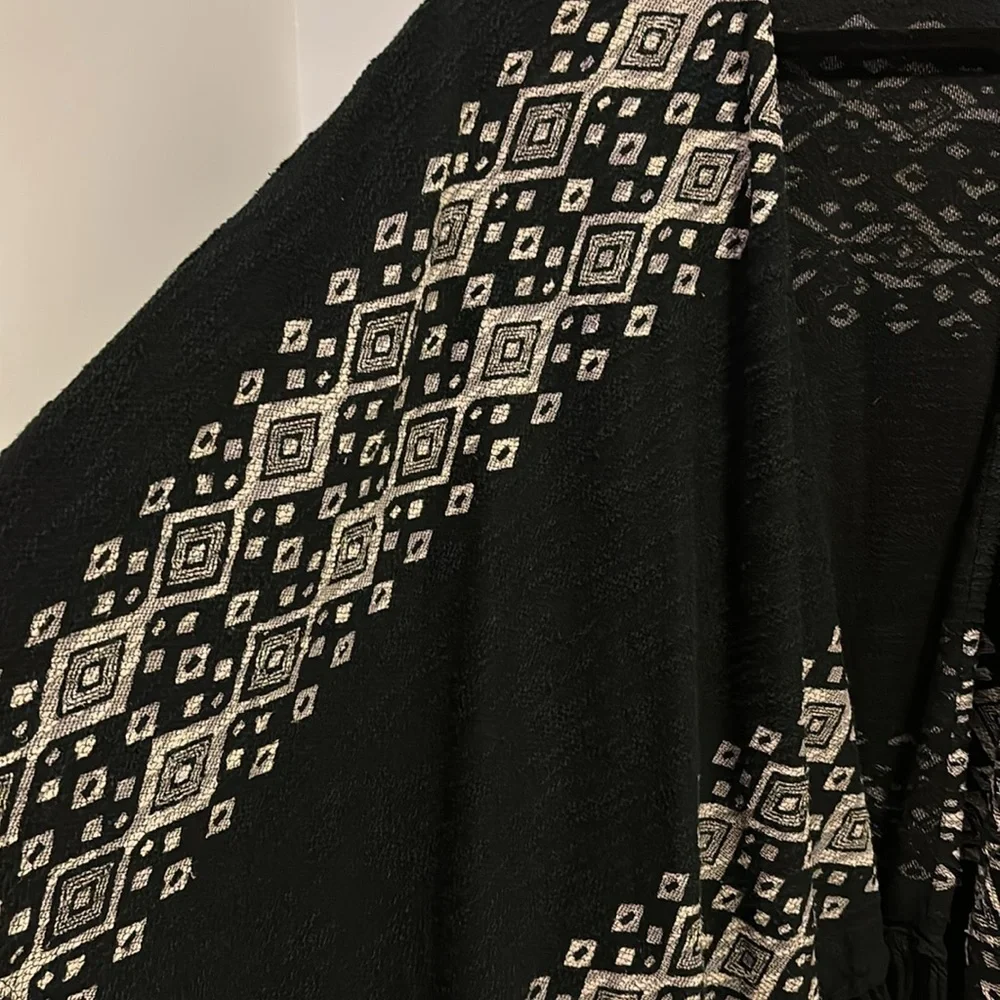 MOSSIMO BLACK AND CREME WRAP SIZE SMALL/MEDIUM…PM…OVERSIZED WITH FRINGE ON HEM